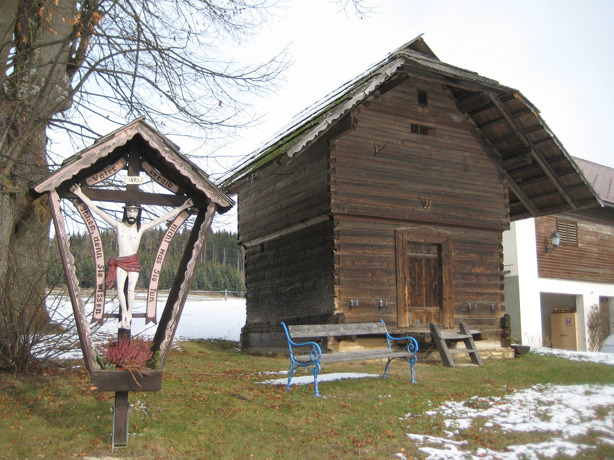 Wegkreuz und Troatkasten in Eggen