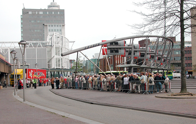 People waiting to go to the Keukenhof by bus