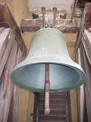 Die große Glocke im Turm der Kirche von Eggen