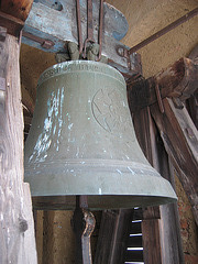 Die große Glocke im Turm der Kirche von Eggen