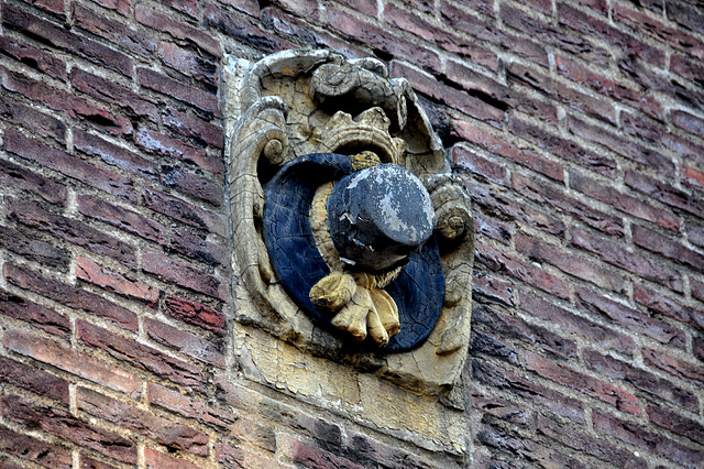 Crowned Hat gable stone