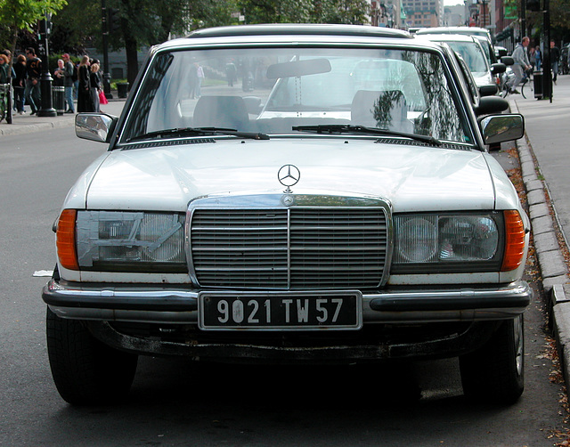 The Mercedes-Benz W123 in Canada: 280E in Montreal