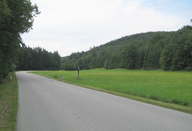 Klausen-Leopoldsdorf, an der Straße nach Hochstraß