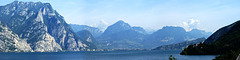 Riva am Nordende des Lago di Garda (links) und der Monte Brione, der zwischen Riva und Torbole liegt. ©UdoSm