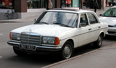 The Mercedes-Benz W123 in Canada: 280E in Montreal