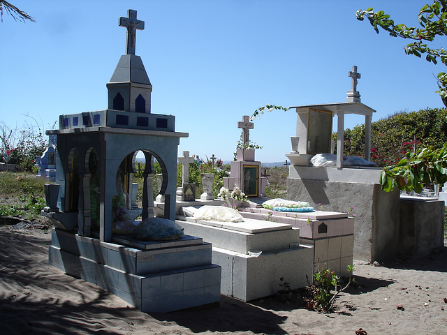 Cimetière mexicain / Cementerio mexicano / Mexican cemetery.