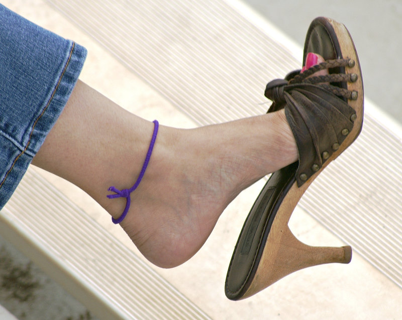 wooden shoe play (F)