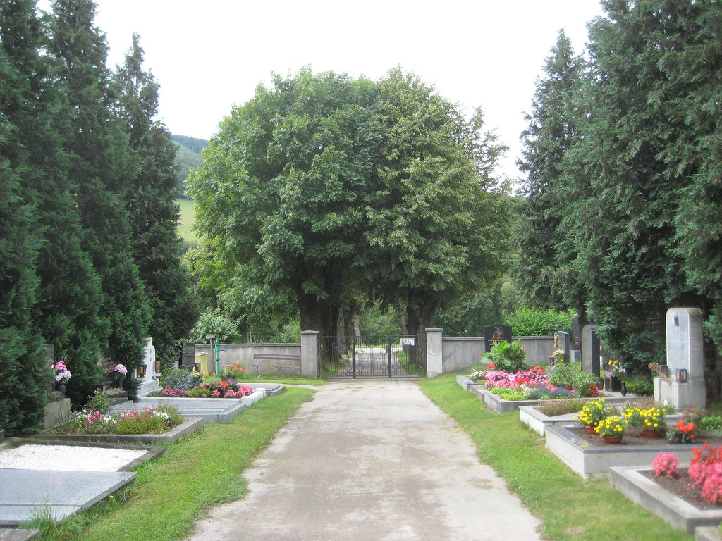 Klausen-Leopoldsdorf, Friedhof