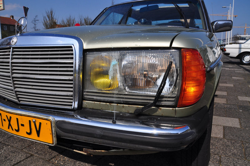 Working headlight wipers on a Mercedes-Benz W123