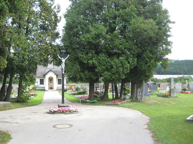 Klausen-Leopoldsdorf, Friedhof