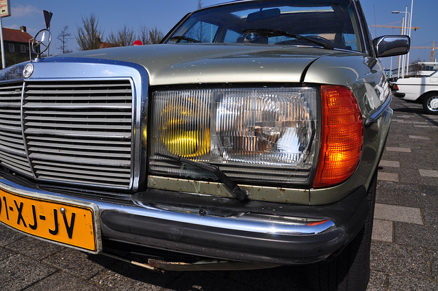 Working headlight wipers on a Mercedes-Benz W123