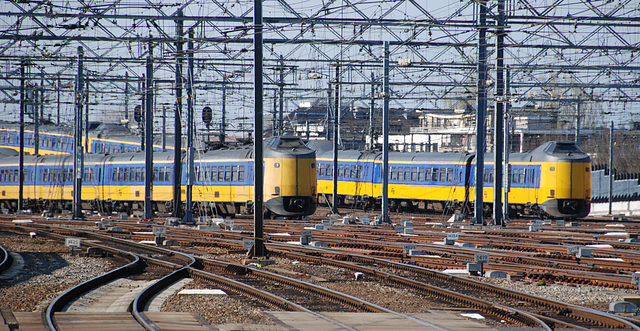 Synchronised departing at Utrecht Central Station