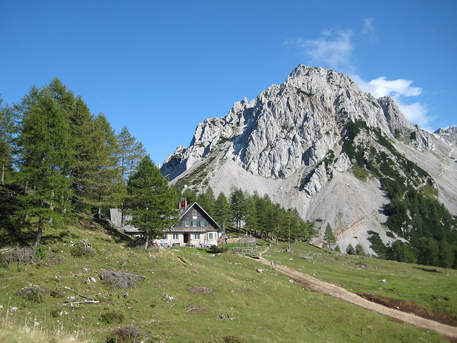 Die Klagenfurter Hütte und dahinter die Bielschitza