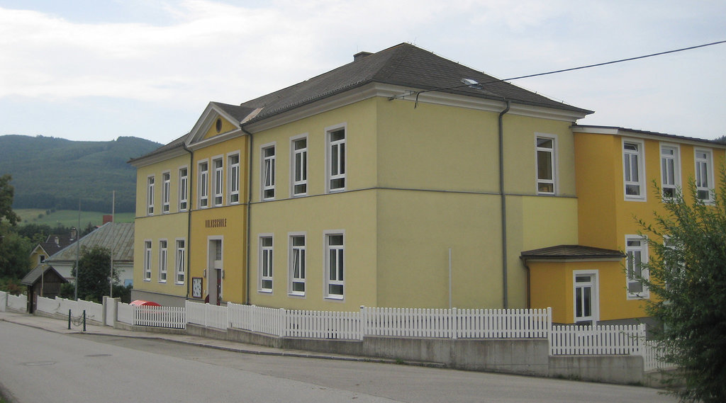 Klausen-Leopoldsdorf, Volksschule