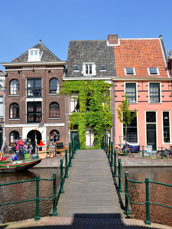 Foot bridge over the Old Rhine in Leiden