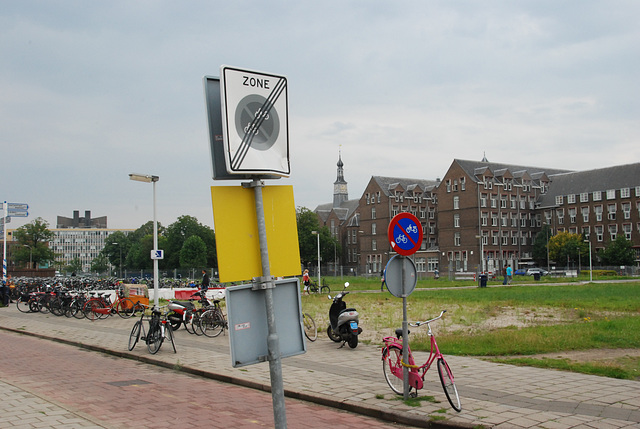 Free parking zone for bicycles for about a meter.