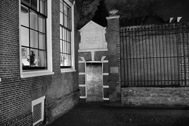 Night shots of Leiden: Access to the Pietershof (Peter's Court)