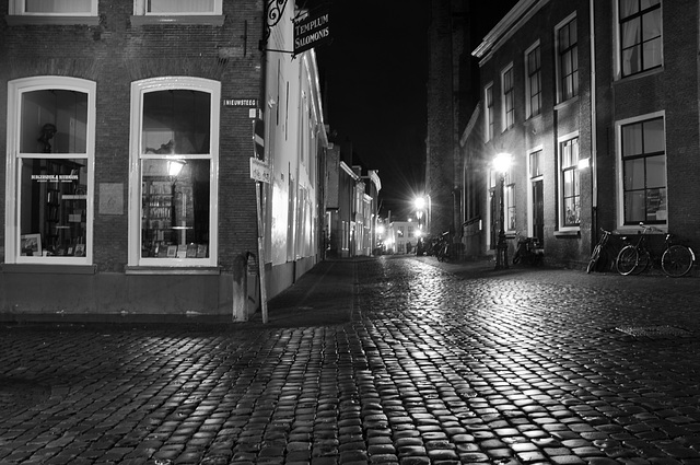 Night shots of Leiden: Kloksteeg (Bell Alley)