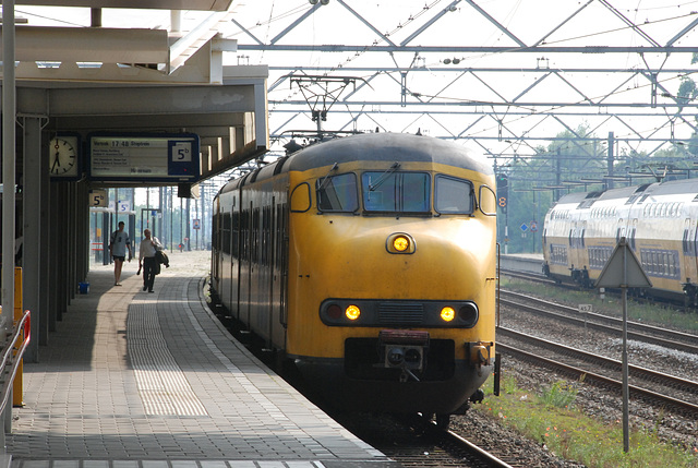 Trains at Leiden Central Station: 801 & 872