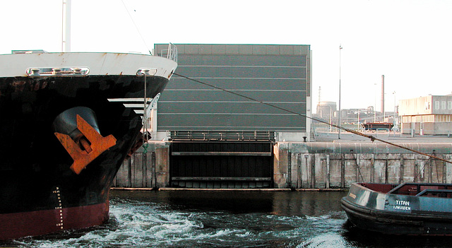 The Belisland is towed into the sea lock at IJmuiden by the Titan