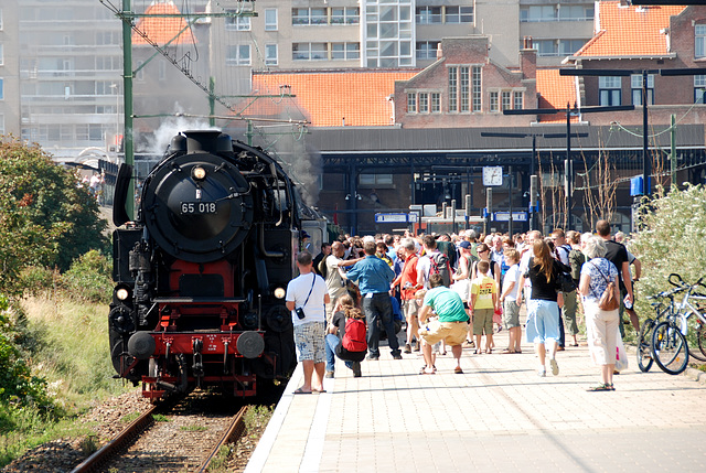 Celebration of the centenary of Haarlem Railway Station: engine 65 018 at Zandvoort station