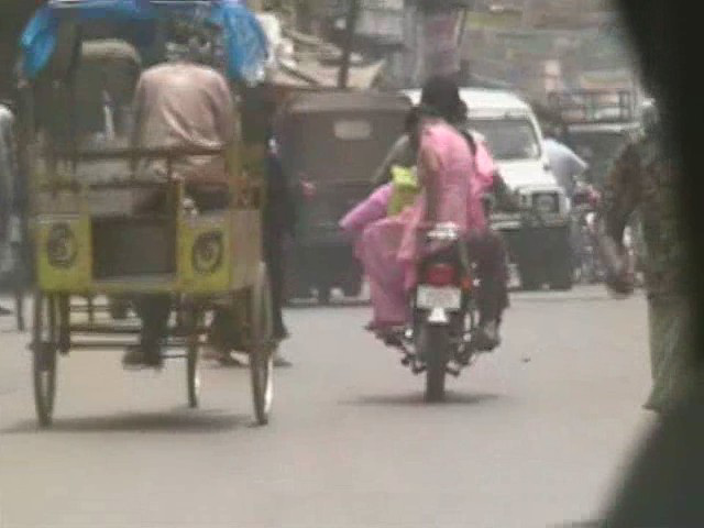 Varanasi - saris on motorbike
