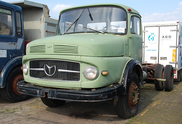 Mercedes-Benz 1418 truck