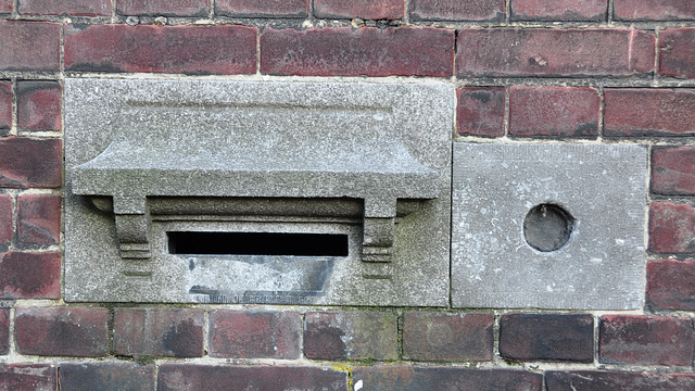 Letter box and hole for a pulling doorbell