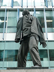 statue to the unknown artist, southwark