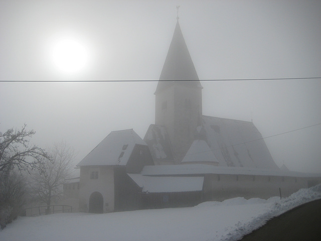 Die Kirche von Greutschach im Nebel