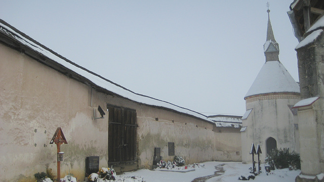 Friedhhof der Kirche von Greutschach mit dem Karner