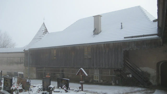 im Hof der Kirche von Greutschach