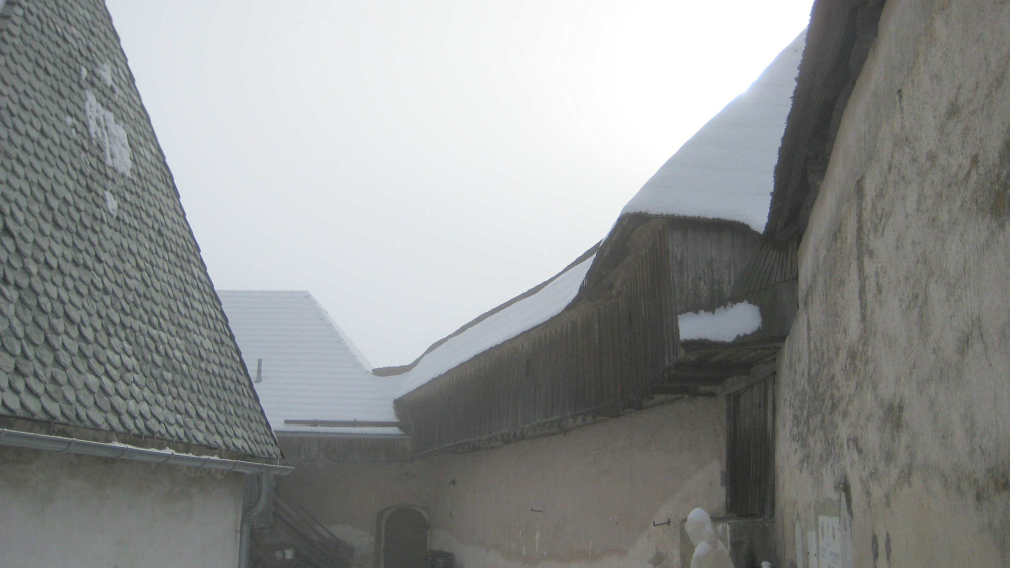 Wehrgang an der Mauer um die Kirche