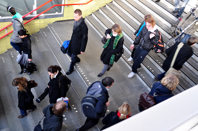 People leaving and entering the platforms