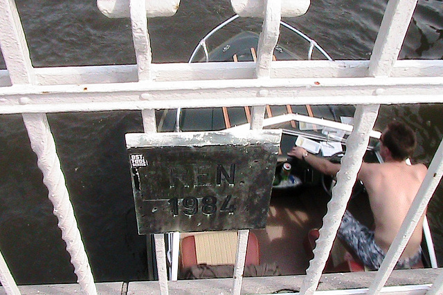 Mysterious "Ren" sign on a bridge in Leiden