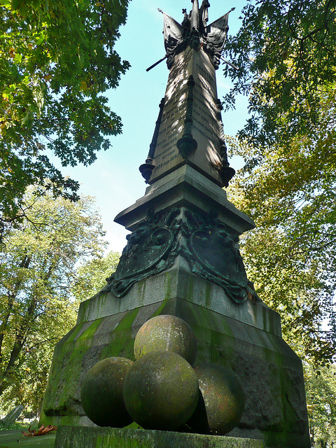 brompton cemetery, london,memorial to 2,625 chelsea pensioners buried here between 1855 and 1893