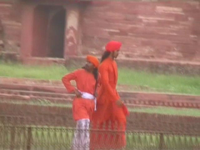 Agra blokes in red