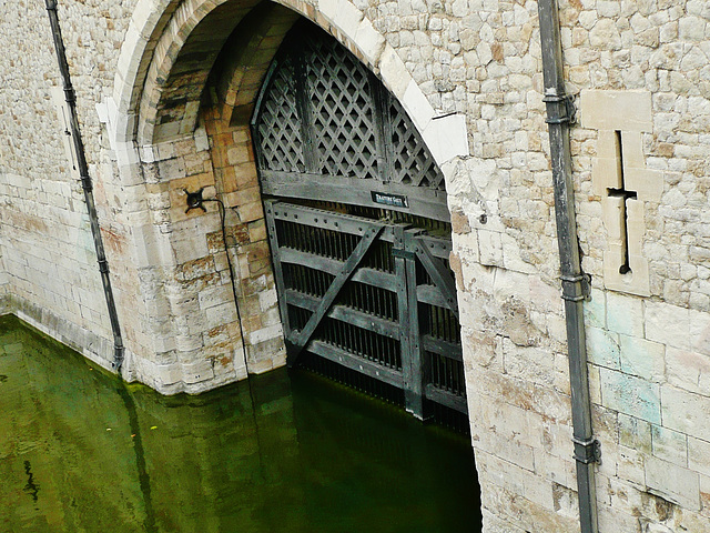 tower of london , st thomas's tower