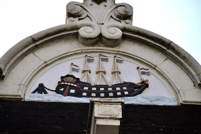 Gable ornament with sailing shop