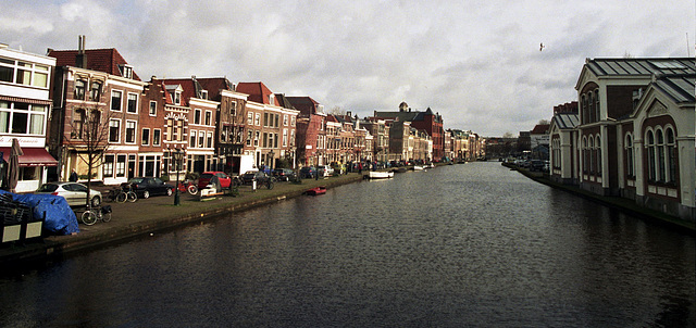 Canals in Leiden: the Rhine with the Apothekersdijk (Apothecaries' Dike) on the left and the Boommarkt (Tree Market) on the right