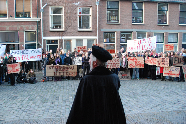 433rd dies natalis of Leiden University: prof. Louwe Kooijmans (Archeology) addresses his students