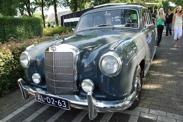 Oldtimer day at Ruinerwold: 1959 Mercedes-Benz 220 S