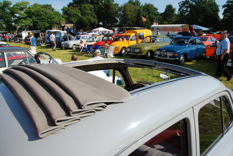 Oldtimer day at Ruinerwold: Open roof of a Mercedes-Benz 180C