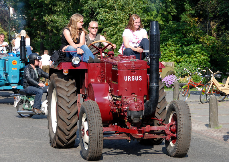 Oldtimer day at Ruinerwold: The Ursus tractor is a babe magnet