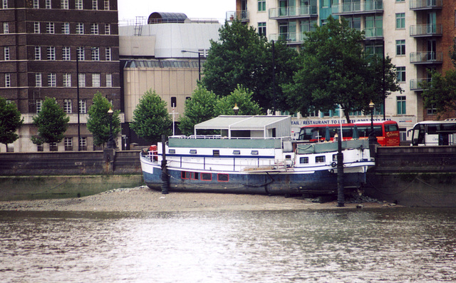 Ship stranded in the Thames