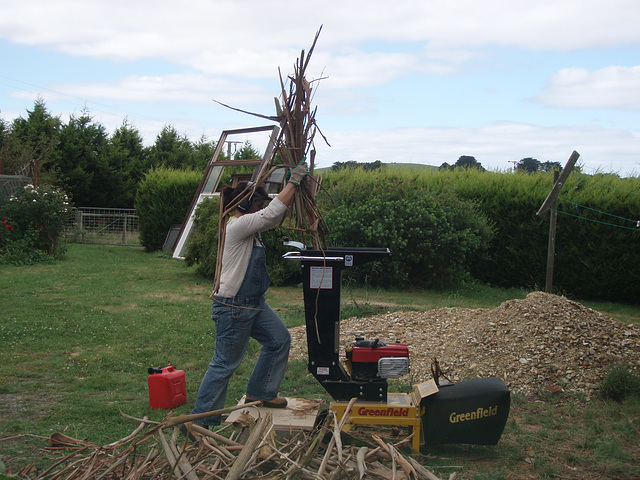 WWOOFer Sioned mulching