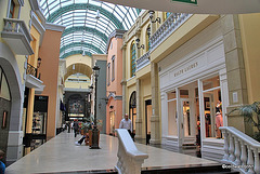 New Dubai: Shopping mall - one of hundreds...