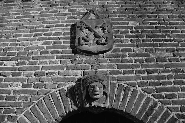 The coat of arms of Leiden and a head