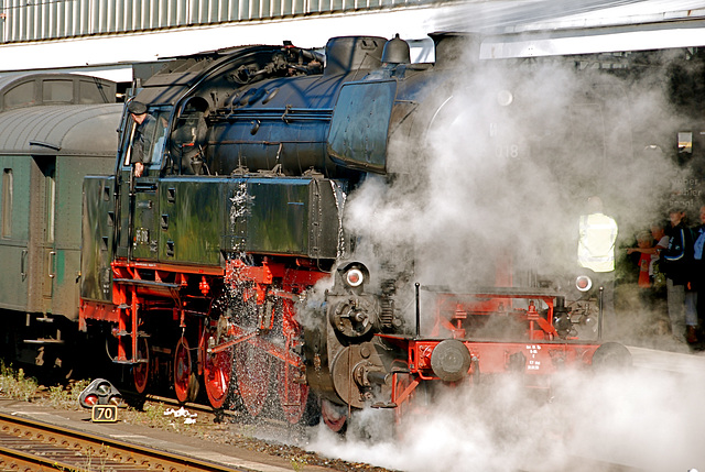 Celebration of the centenary of Haarlem Railway Station: Engine 65 018 letting of some steam