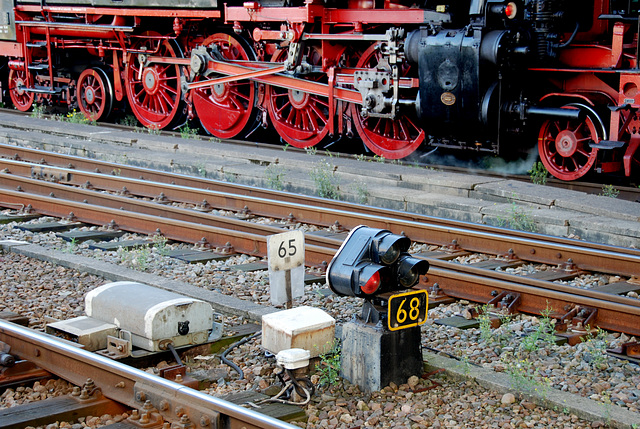 Celebration of the centenary of Haarlem Railway Station: Engine 65 018 and a dwarf signal